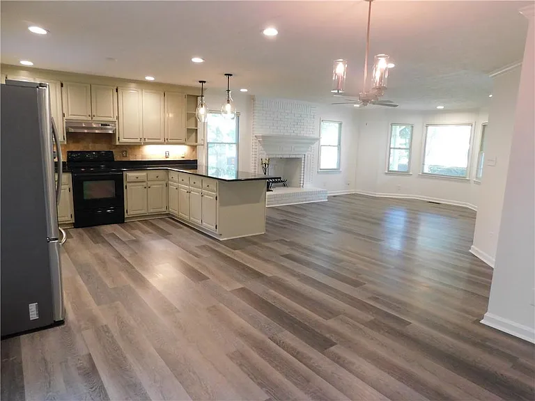 2460 Hinton Rd — Photo 6