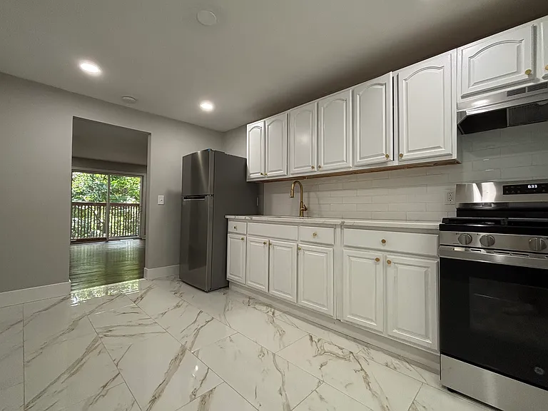 210 Burwell St #5 — Photo 1