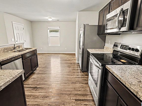 4th image of 748 The Heights Ln