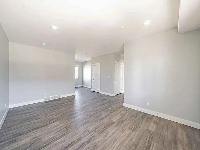 676 Carlow Dr — Photo 4