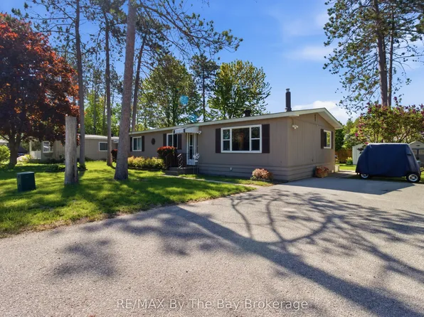 3 Golf Ave, Wasaga Beach, ON L9Z 1K2