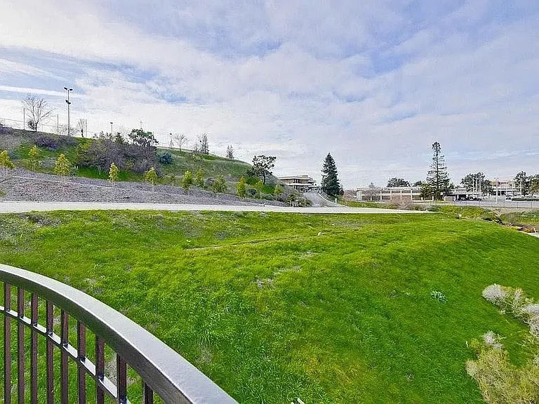 699 Alexandra Ct — Photo 18
