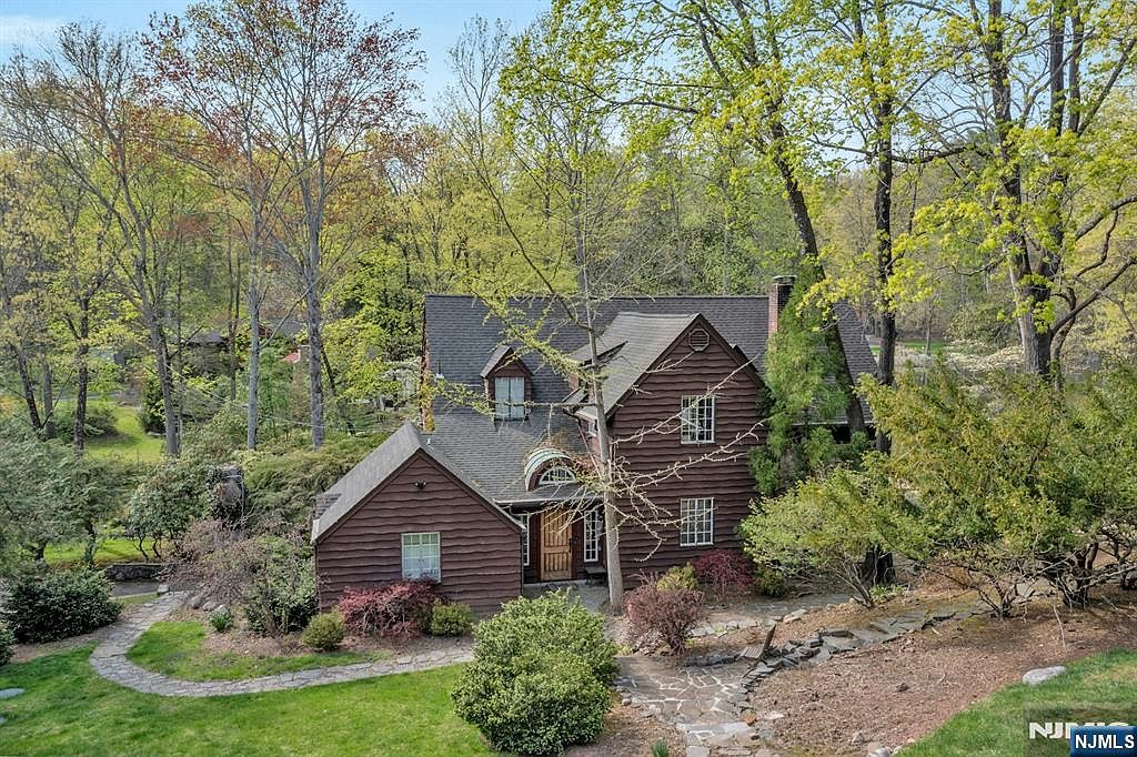 17 Hillside Ave, Upper Saddle River, NJ 07458 | MLS #26005368 | Zillow