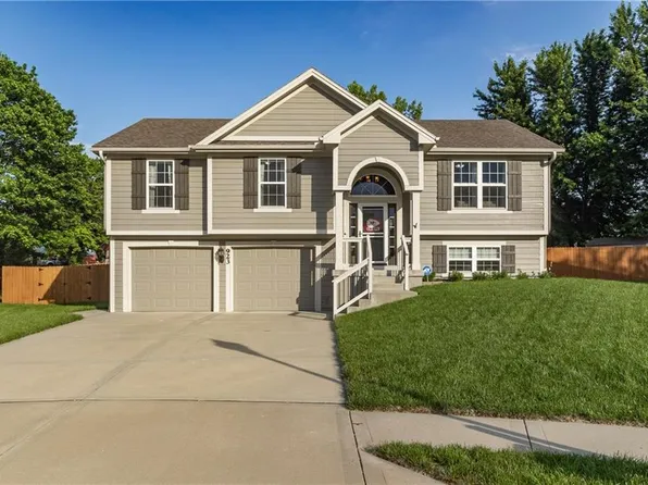 923 E 8th Cir, Kearney, MO 64060