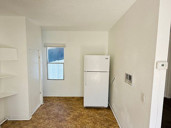 3rd image of 900 Owens St APT 3