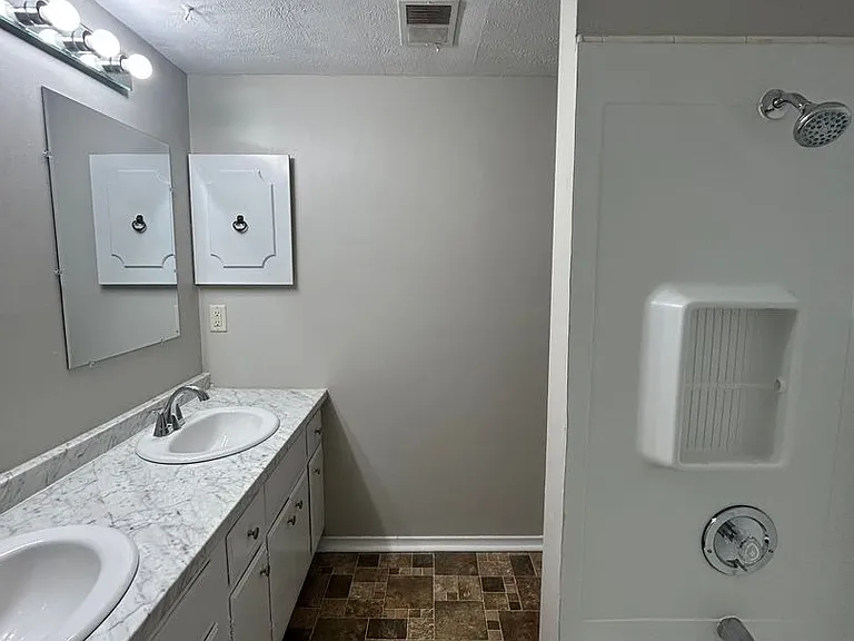 915 N 48th Ave — Photo 16