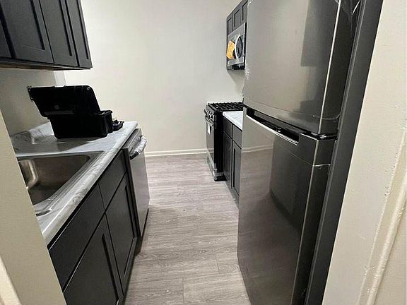 2nd image of 142 Hoyt St #2B