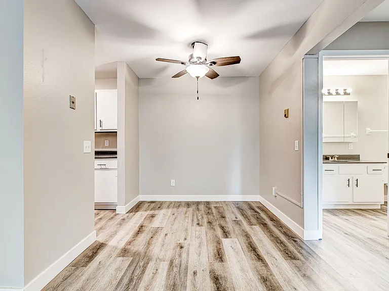 320-324 Tyrrell Ct — Photo 7