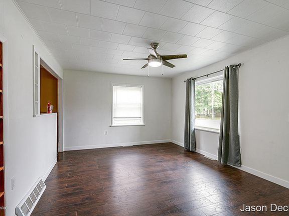 5th image of 157 Nora St SE