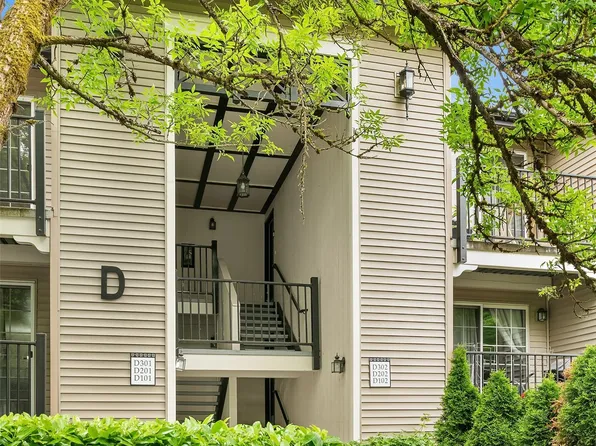 215 9th Street #D302, Kirkland, WA 98033