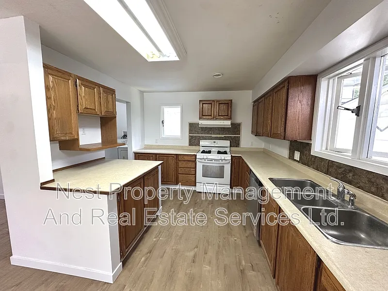 3 bed, 1.0 bath, $1,950 — Photo 3