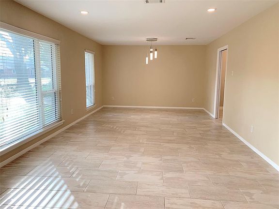 Recessed lights and big windows for lots of natural light.