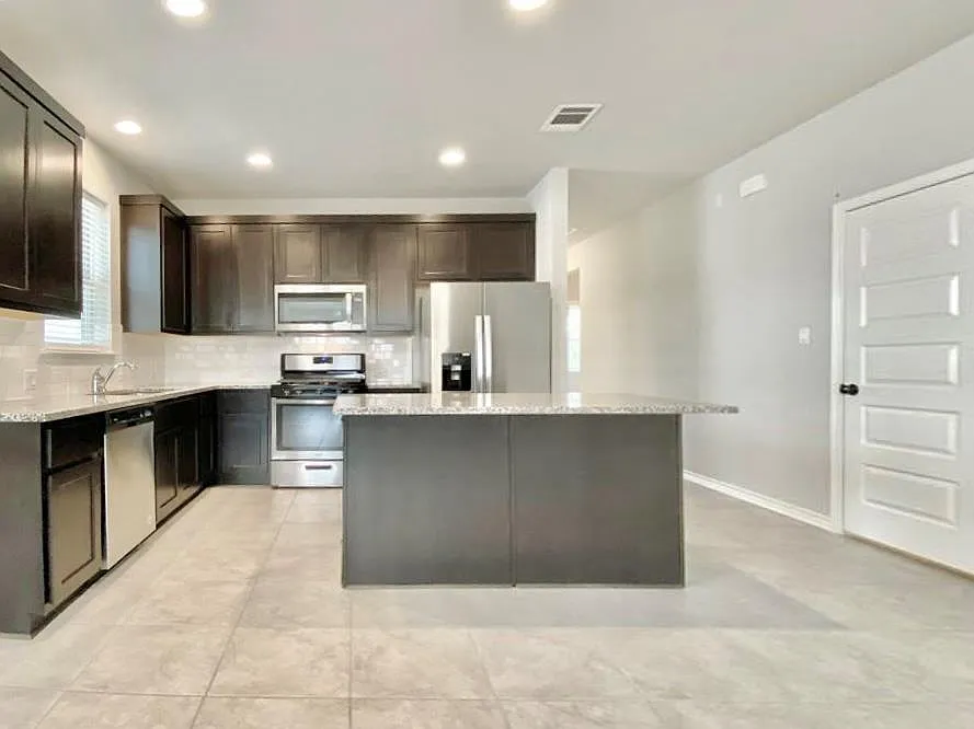 3 bed, 2.0 bath, 1703 sqft, $2,195 — Photo 4