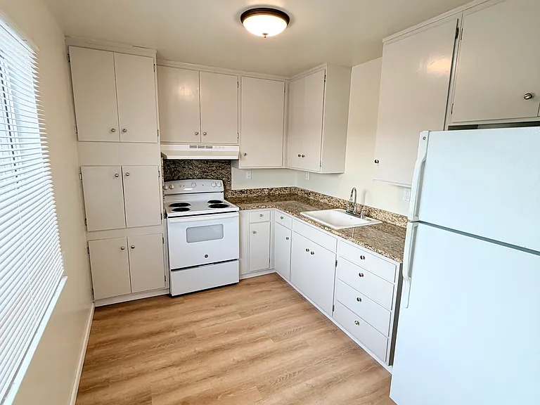 2609 Judah St #1 — Photo 2