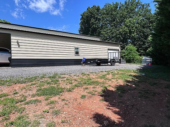 3rd image of 560 Sandy Ridge Rd