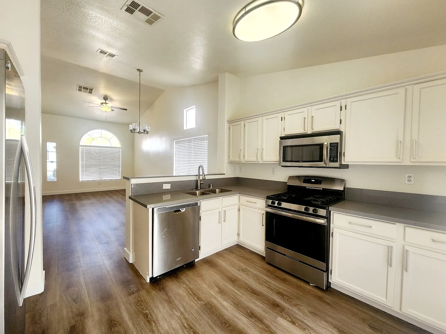 3 bed, 1200 sqft, $2,000 — Photo 2