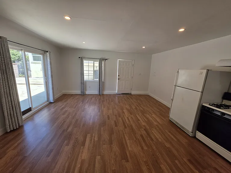 10533 Nassau Ave — Photo 11