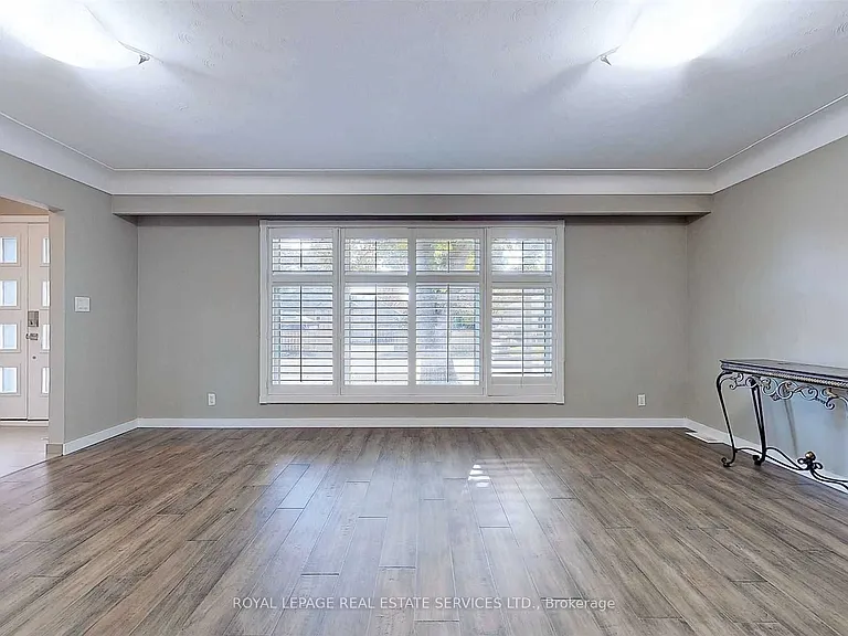 4 McMaster Ave — Photo 8