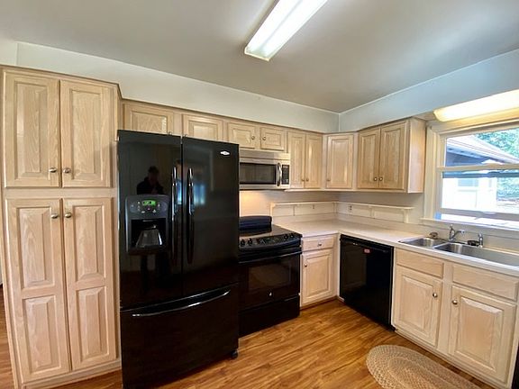 3rd image of 984 N Lakeshore Dr