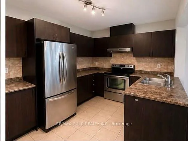 765 Millworks Cres — Photo 3
