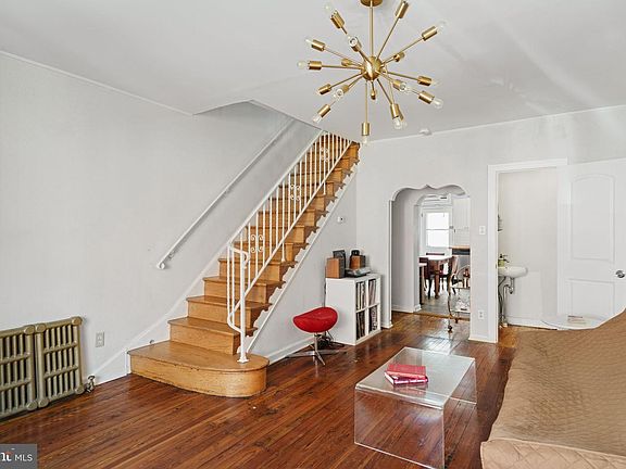 5th image of 944 Tree St