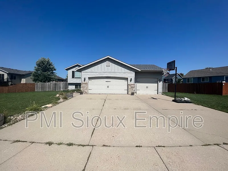 4 bed, 2.0 bath, 1600 sqft, $2,150 — Photo 3