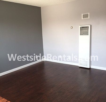 3rd image of 14423 S Berendo Ave