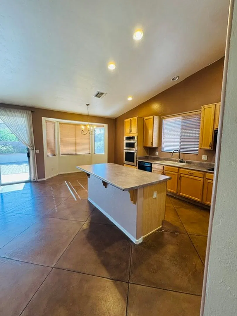 **Available After 11/30 Oro Valley- 4 Bedroom/ 2 Bathroom Home — Photo 1