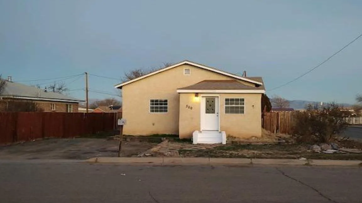 3 bed, 1.0 bath, 1346 sqft, $1,250 — Photo 1