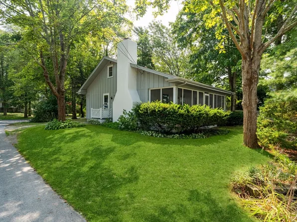 8 Captains Ln, Mattapoisett, MA 02739