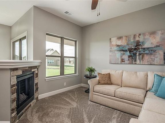 3rd image of 718 N Solomon Dr