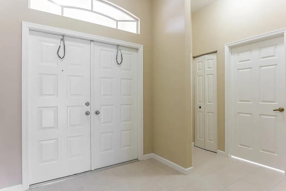 3 bed, 2.0 bath, 1610 sqft, $3,120 — Photo 2