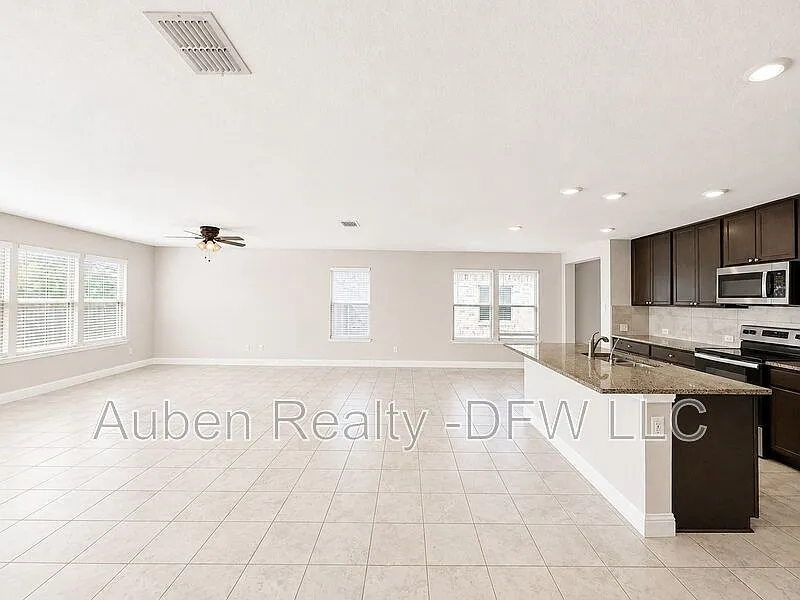 4 bed, 2.0 bath, 2118 sqft, $2,295 — Photo 4