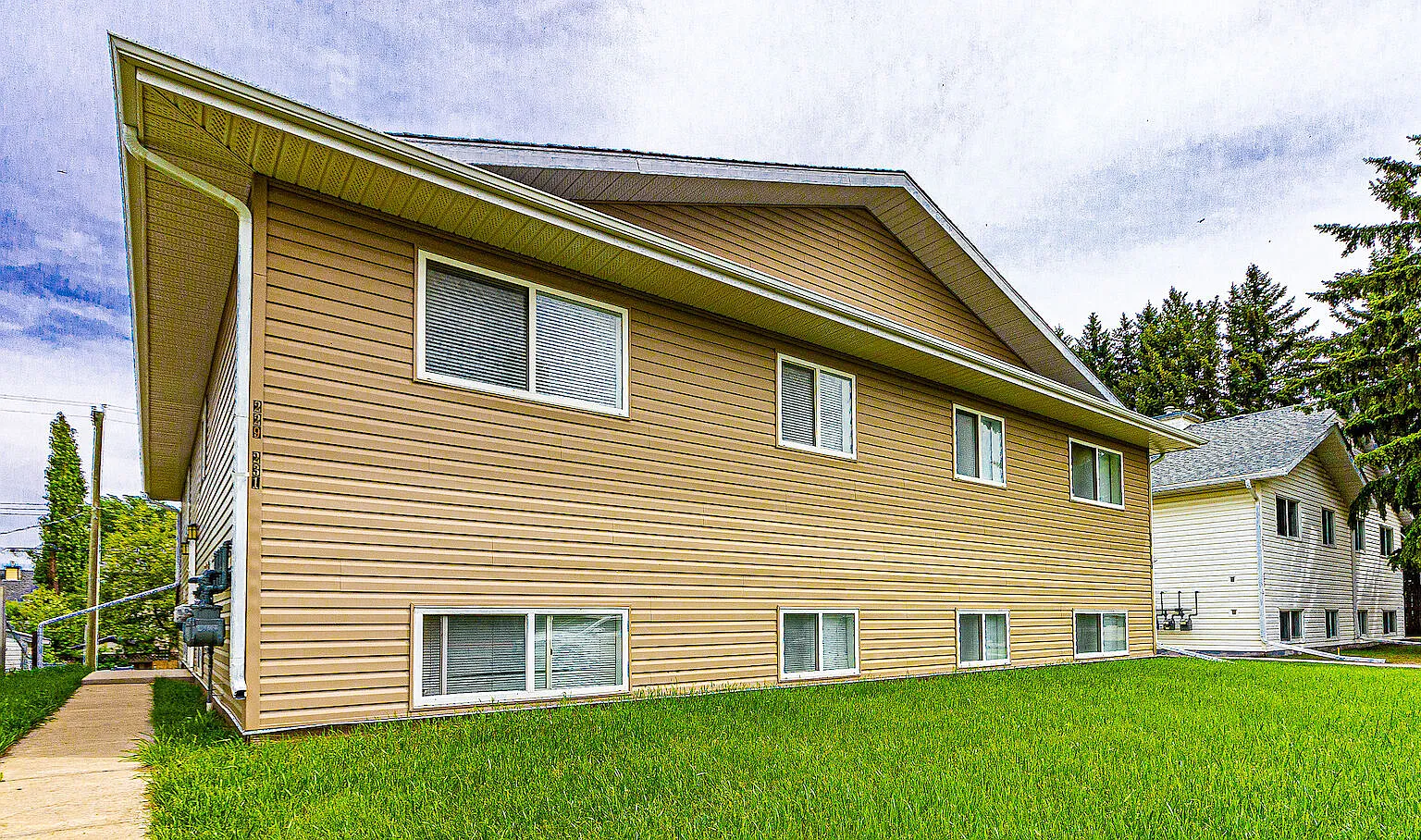 Strathmore 3 Bed/1 Bath Upper 4-Plex W/ Laundry — Photo 1