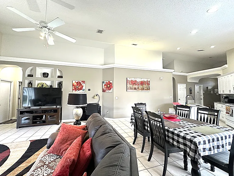 16724 Rolling Green Dr — Photo 7