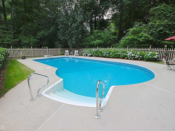 3rd image of 1110 Wedgewood Dr
