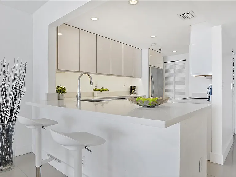 1717 N Bayshore Dr #Penthouse D39 — Photo 6