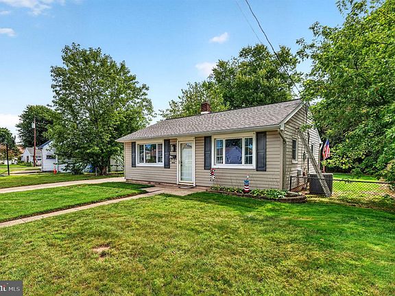 3rd image of 934 Mount Rd