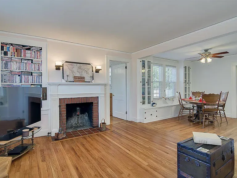 1004 Murphy St — Photo 2