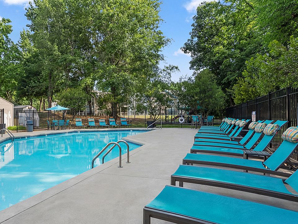 Resort-Style Pool and Sundeck at Park at Oak Ridge
