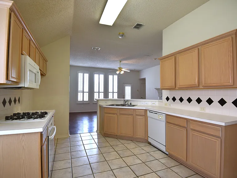 9700 Summer Dr — Photo 7