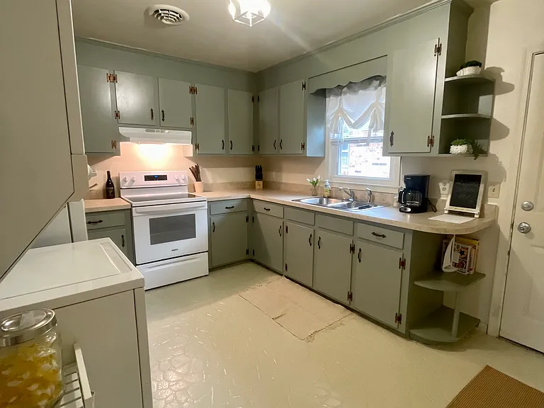 Kitchen with Washer/Dryer