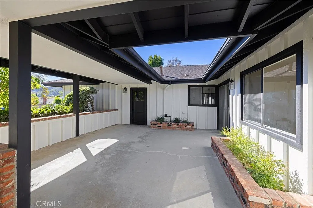 5 bed, 2.5 bath, 2401 sqft, $7,450 — Photo 2