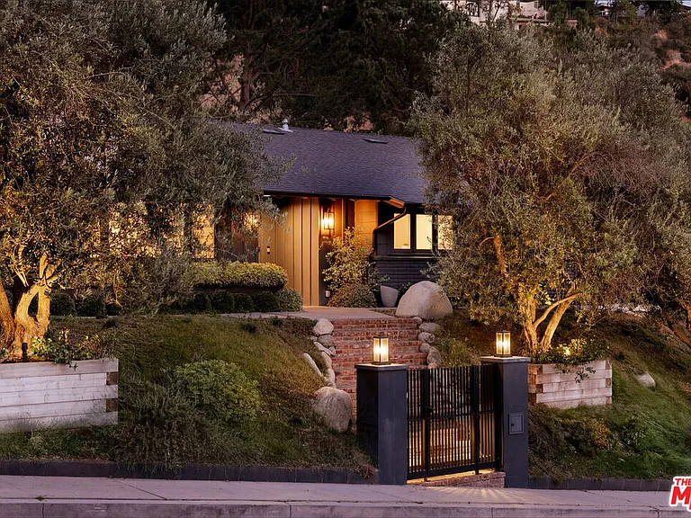 1744 N Doheny Dr — Photo 23