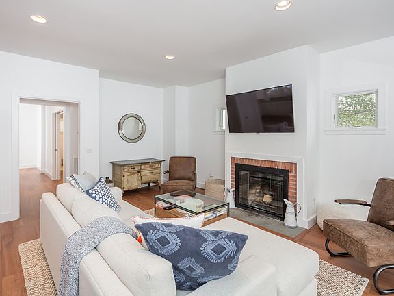 4th image of 73 Crystal Dr