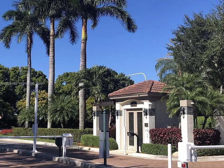 800 Sorrento Dr #2 — Photo 4