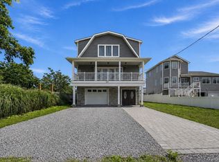 762 Pecan St, Lindenhurst, NY 11757
