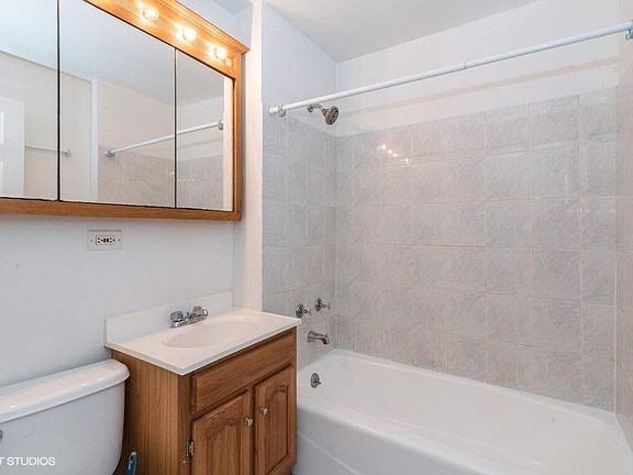 4th image of 912 N Ashland Ave APT 3A