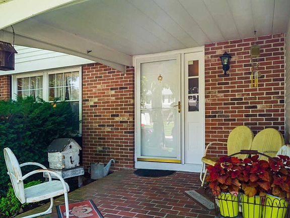 3rd image of 2090 Drumlin Dr