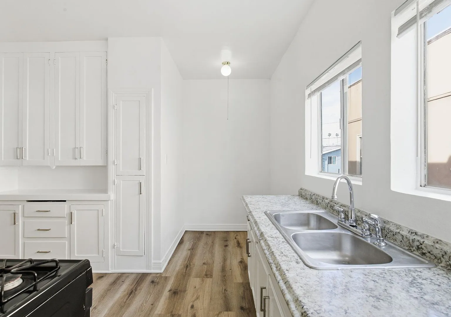 707 W 48th Street — Photo 3